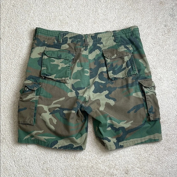 Green and Brown Cargo Shorts for Outdoor Activities - Picture 3 of 3